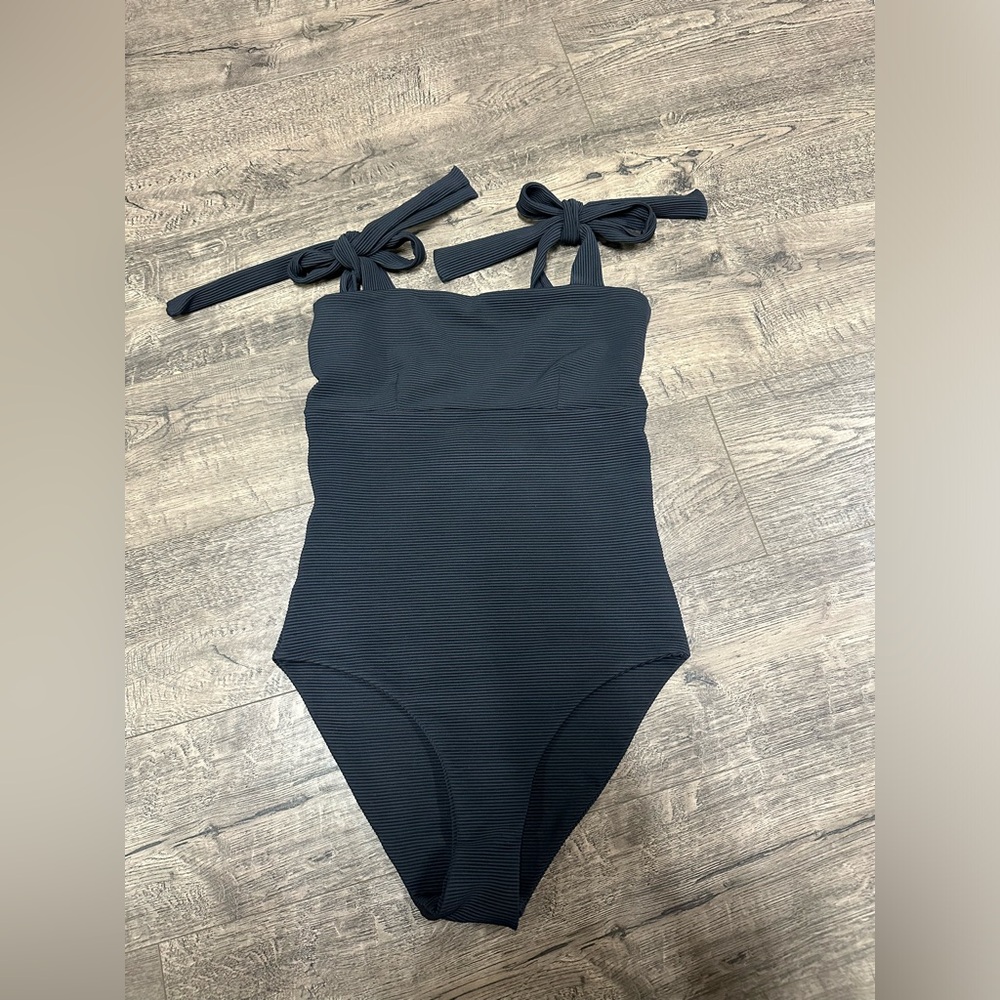 Elegant one pieces swimsuit - Picture 1 of 3